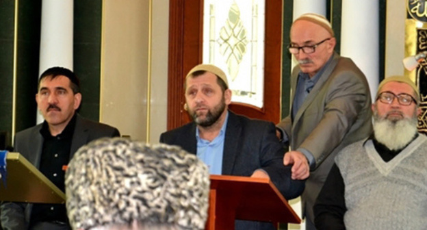 The meeting of Yunus-Bek Evkurov, the head of Ingushetia (to the left), with Khamzat Chumakov (second to the left) in a mosque in the village of Nasyr-Kort. Photo sunja-edu https://onkavkaz.com/blogs/1970-sovet-imamov-ingushetii-potreboval-prekratit-davlenie-na-propovednikov-cechoeva-i-chumakova.html The meeting of Yunus-Bek Evkurov, the head of Ingushetia (to the left), with Khamzat Chumakov (second to the left) in a mosque in the village of Nasyr-Kort. Photo sunja-edu https://onkavkaz.com/blogs/1970-sovet-imamov-ingushetii-potreboval-prekratit-davlenie-na-propovednikov-cechoeva-i-chumakova.html