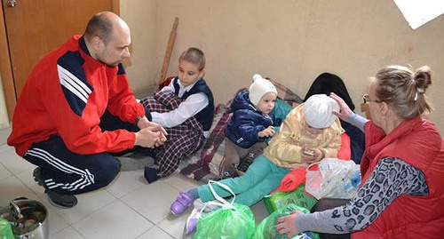 Parents and children thrown in a hallway after eviction. Photo by Svetlana Kravchenko for the "Caucasian Knot"