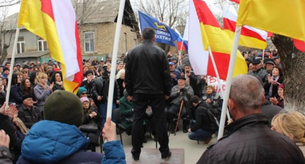 Anatoly Bibilov is making a speech at at a rally in Tskhinvali. March 16, 2017. Photo: Zarina Sanakoeva, RFE/RL Anatoly Bibilov is making a speech at at a rally in Tskhinvali. March 16, 2017. Photo: Zarina Sanakoeva, RFE/RL