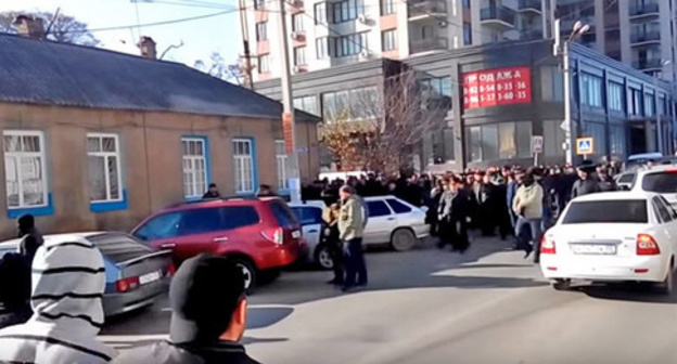 Kotrov Street in Makhachkala after Friday namaz (prayer). Screenshot of a video by the user Abdulnasir Djamaludinov https://www.youtube.com/watch?v=7TI2BRYJnlI