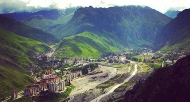 A view of the city of Tyrnyauz. Photo: Tyrnik,  https://ru.wikipedia.org/wiki/Тырныауз#/media/File:%D0%9B%D0%B5%D1%82%D0%BD%D0%B8%D0%B9_%D0%A2%D1%8B%D1%80%D0%BD%D1%8B%D0%B0%D1%83%D0%B7.jpg