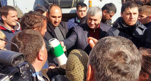 Eduard Kokoity (in the center) near the court calls on his supporters to keep calm. Photo by Arsen Kozaev for "Caucasian Knot"