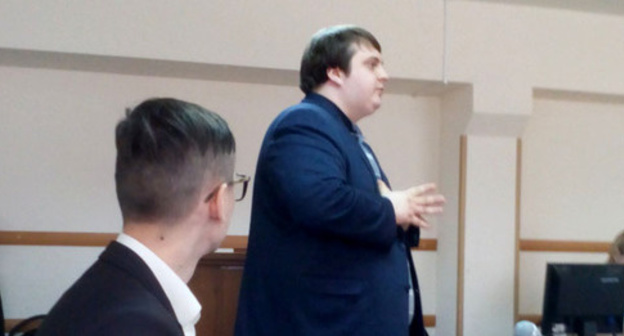 Alexei Volkov in the courtroom. The advocate Roman Zaytsev is to the left. Photo by Tatyana Filimonova for "Caucasian Knot"