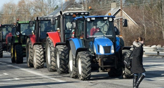 Tractor convoy. Photo: https://cache.readovka.ru/b0b89262f1b4c8cc11299db400e77839_XL.jpg Tractor convoy. Photo: https://cache.readovka.ru/b0b89262f1b4c8cc11299db400e77839_XL.jpg