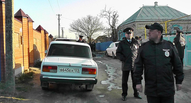 Police cordon around the house of Oleg Petrov in the village of Kazanskaya, Krasnodar Region, March 28, 2017. Photo by Anna Gritsevich for the 'Caucasian Knot'. Police cordon around the house of Oleg Petrov in the village of Kazanskaya, Krasnodar Region, March 28, 2017. Photo by Anna Gritsevich for the 'Caucasian Knot'.