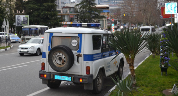 Police vehicle in Kurortny Prospect in Sochi, March 26, 2017. Photo by Svetlana Kravchenko for the ‘Caucasian Knot’. Police vehicle in Kurortny Prospect in Sochi, March 26, 2017. Photo by Svetlana Kravchenko for the ‘Caucasian Knot’.