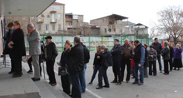 A queue at the entrance of a polling station. Photo by Tigran Petrosyan for "Caucasian Knot" A queue at the entrance of a polling station. Photo by Tigran Petrosyan for "Caucasian Knot"