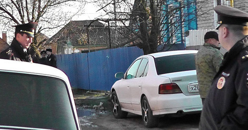 The police near the house of the farmer Oleg Petrov. March 28, 2017. Photo by Anna Gritsevich for "Caucasian Knot" The police near the house of the farmer Oleg Petrov. March 28, 2017. Photo by Anna Gritsevich for "Caucasian Knot"