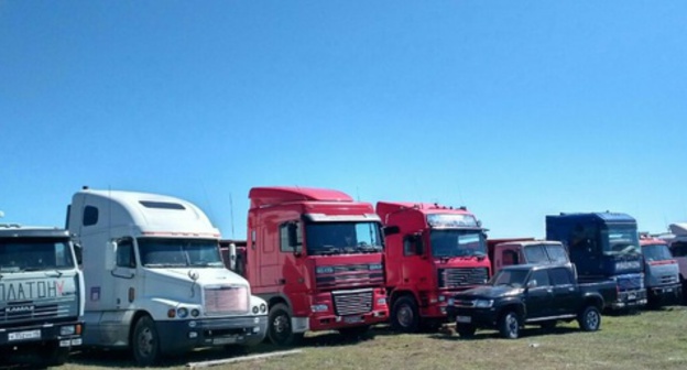 Vehicles of the truck drivers protesting in the village of Tukhchar. Dagestan, April 3, 2017. Photo by Ilyas Kapiev for "Caucasian Knot" Vehicles of the truck drivers protesting in the village of Tukhchar. Dagestan, April 3, 2017. Photo by Ilyas Kapiev for "Caucasian Knot"