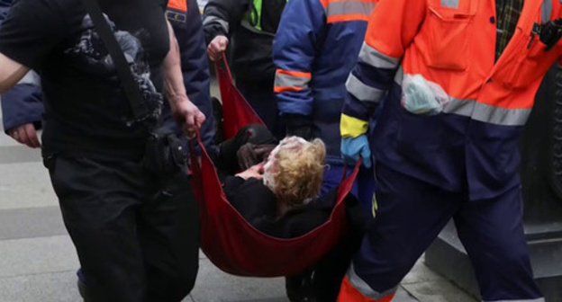 MES officers evacuate people wounded by the explosion in the Saint Petersburg metro. April 3, 2017. Screenshot of a video by the user Radio Svoboda https://www.youtube.com/watch?v=SLQjXfrPI6w MES officers evacuate people wounded by the explosion in the Saint Petersburg metro. April 3, 2017. Screenshot of a video by the user Radio Svoboda https://www.youtube.com/watch?v=SLQjXfrPI6w