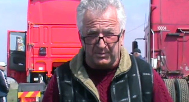 Adalbi Mataev, a participant of the truck drivers' strike in the Prokhladnensky District of KBR. April 4, 2017. Screenshot of a video by "Caucasian Knot" Adalbi Mataev, a participant of the truck drivers' strike in the Prokhladnensky District of KBR. April 4, 2017. Screenshot of a video by "Caucasian Knot"