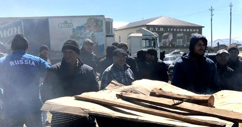 The participants of the protests against the "Platon" system in Dagestan. April 5, 2017. Photo by Patimat Makhmudova for "Caucasian Knot" The participants of the protests against the "Platon" system in Dagestan. April 5, 2017. Photo by Patimat Makhmudova for "Caucasian Knot"