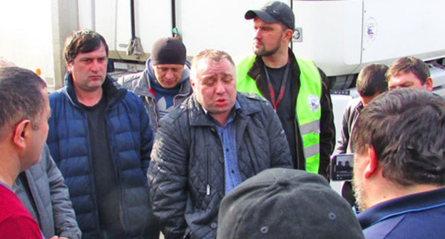 A meeting of Andrei Bazhutin, the leader of the Association of Russian Carriers, with the activists in Volgograd. Volgograd, April 6, 2017. Photo by Vyacheslav Yaschenko for "Caucasian Knot"