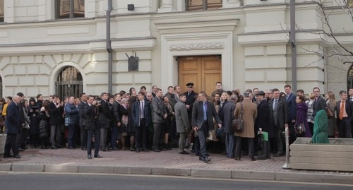 People who came to the Supreme Court of Russia to express their support of the management centre of Jehovah's Witnesses. Photo: https://www.jw-russia.org/news/17040614-133.html