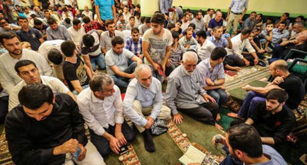 Believers inside the “Gadji Djavad” mosque. Photo by Aziz Karimov for the ‘Caucasian Knot’. Believers inside the “Gadji Djavad” mosque. Photo by Aziz Karimov for the ‘Caucasian Knot’.