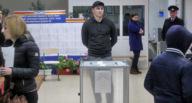 At the polling station in Yerevan, April 9, 2017. Photo by Alan Tskhurbaev for the 'Caucasian Knot'. At the polling station in Yerevan, April 9, 2017. Photo by Alan Tskhurbaev for the 'Caucasian Knot'.