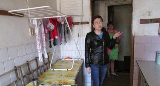 Galina Rylova has been living in the apartment No. 148 in the house number 1 "A" in Soviet Guard Street for six years. Astrakhan, April 2017. Photo by Vyacheslav Yaschenko for "Caucasian Knot"