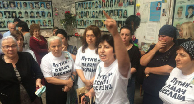 The participants of the protest action in the gym at school No. 1 in September 2016. Photo: Diana Khachatryan http://www.president-sovet.ru/ The participants of the protest action in the gym at school No. 1 in September 2016. Photo: Diana Khachatryan http://www.president-sovet.ru/