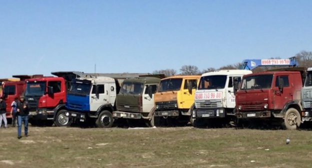 The trucks of the protesters. Dagestan, April 2017. Photo by Patimat Makhmudova for "Caucasian Knot" The trucks of the protesters. Dagestan, April 2017. Photo by Patimat Makhmudova for "Caucasian Knot"