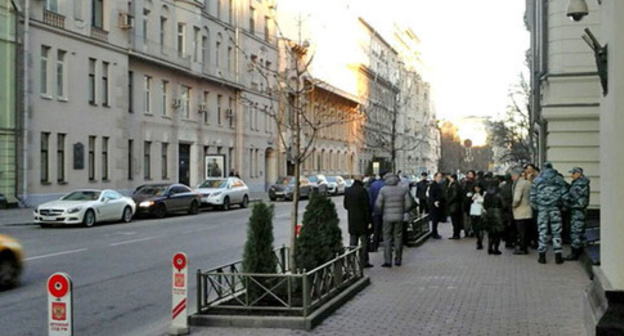 People gathered near the Supreme Court of Russia. Moscow, April 20, 2017. Photo by Rustam Djalilov for "Caucasian Knot" People gathered near the Supreme Court of Russia. Moscow, April 20, 2017. Photo by Rustam Djalilov for "Caucasian Knot"