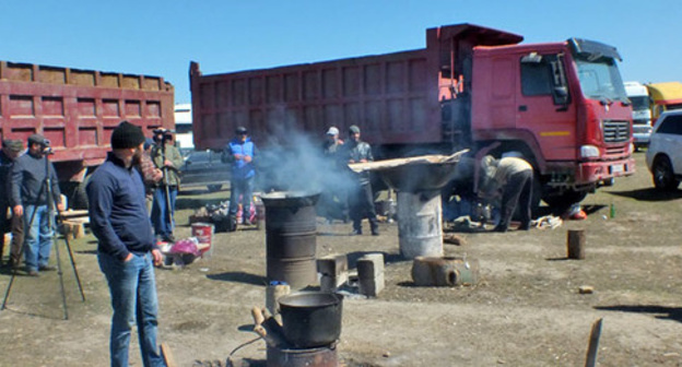 A protest camp of the truckers demanding to cancel the "Platon" system. Dagestan, April 2017. Photo by Patimat Makhmudova for "Caucasian Knot" A protest camp of the truckers demanding to cancel the "Platon" system. Dagestan, April 2017. Photo by Patimat Makhmudova for "Caucasian Knot"