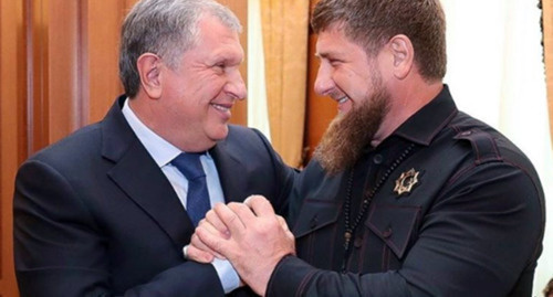 Ramzan Kadyrov (right) at the meeting with Igor Sechin. Photo: http://www.kavkazr.com/a/sechin-pozvolil-kadyrovu-vstretitysya-s-nim/28440736.html