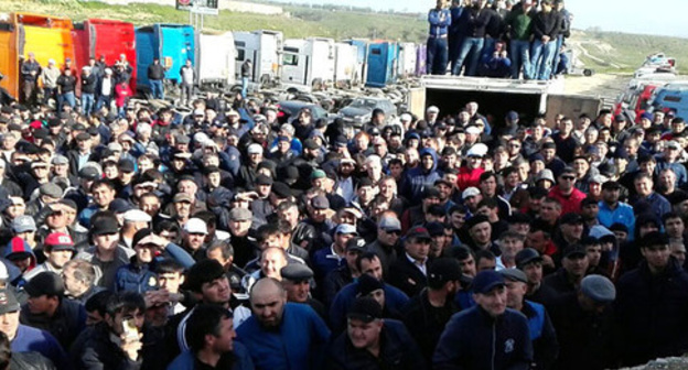 Meeting of truck drivers protesting against 'Platon' system with authorities, Manas, April 28, 2017. Photo by Ilyas Kapiev for the 'Caucasian Knot'. Meeting of truck drivers protesting against 'Platon' system with authorities, Manas, April 28, 2017. Photo by Ilyas Kapiev for the 'Caucasian Knot'.