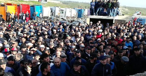 Meeting of truck drivers protesting against 'Platon' system with authorities, Manas, April 28, 2017. Photo by Ilyas Kapiev for the 'Caucasian Knot'. Meeting of truck drivers protesting against 'Platon' system with authorities, Manas, April 28, 2017. Photo by Ilyas Kapiev for the 'Caucasian Knot'.