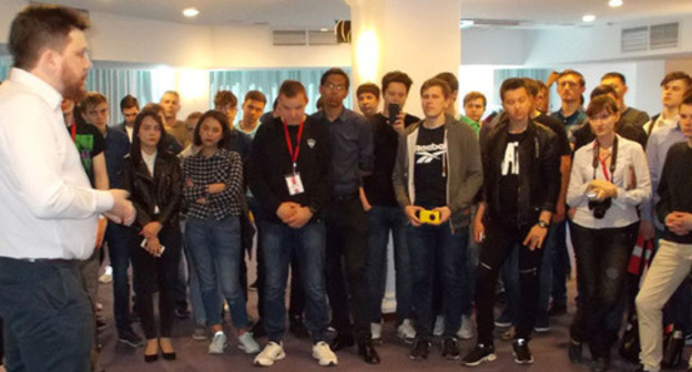 Leonid Volkov meets with Astrakhan volunteers, April 28, 2017. Photo by Elena Grebenyuk for the 'Caucasian Knot'. Leonid Volkov meets with Astrakhan volunteers, April 28, 2017. Photo by Elena Grebenyuk for the 'Caucasian Knot'.