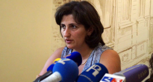Zaruhi Mejlumyan. Photo http://hetq.am/rus/news/69563/v-bolnice-erebuni-ne-dolzhniy-biyli-pozvolit-chtobiy-tyazhelobolnogo-pereveli-v-bolnicu-dlya-osuzhdenniykh.html Zaruhi Mejlumyan. Photo http://hetq.am/rus/news/69563/v-bolnice-erebuni-ne-dolzhniy-biyli-pozvolit-chtobiy-tyazhelobolnogo-pereveli-v-bolnicu-dlya-osuzhdenniykh.html