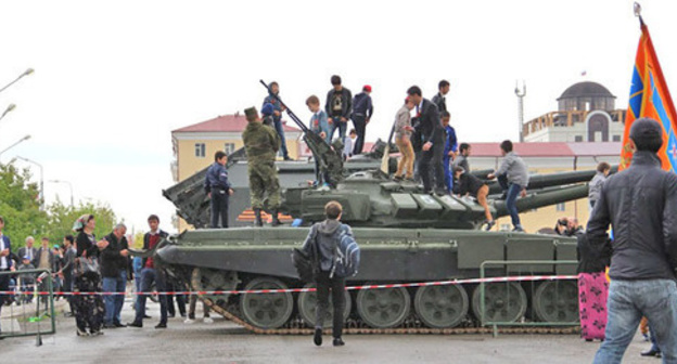 Military vehicles in the centre of Grozny. Photo by Magomed Magomedov for the 'Caucasian Knot'. Military vehicles in the centre of Grozny. Photo by Magomed Magomedov for the 'Caucasian Knot'.