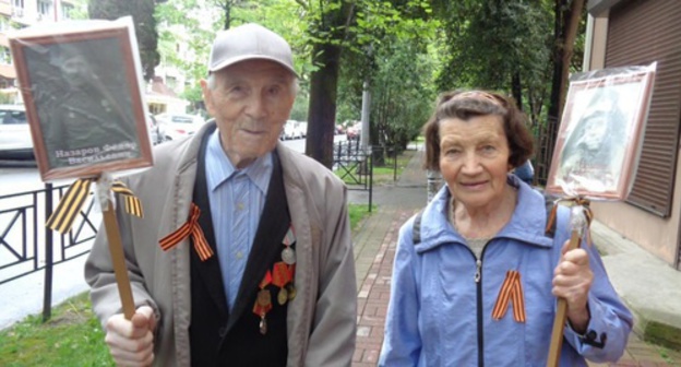 Participants of "Immortal Regiment" action in Sochi, May 9, 2017. Photo Svetlana Kravchenko for the 'Caucasian Knot'. Participants of "Immortal Regiment" action in Sochi, May 9, 2017. Photo Svetlana Kravchenko for the 'Caucasian Knot'.