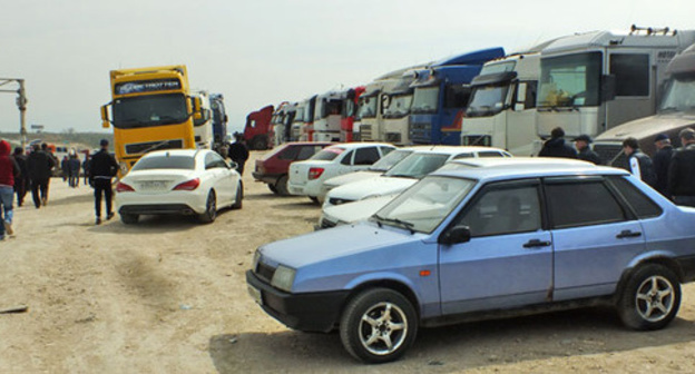 Heavy truck drivers on protest against 'Platon' system, Dagestan, April 2017. Photo by Patimat Makhmudova for the 'Caucasian Knot'. Heavy truck drivers on protest against 'Platon' system, Dagestan, April 2017. Photo by Patimat Makhmudova for the 'Caucasian Knot'.