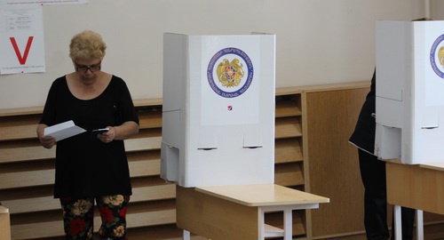 Voting at a polling station in Yerevan, May 14, 2017. Photo by Tigran Petrosyan for the 'Caucasian Knot'. Voting at a polling station in Yerevan, May 14, 2017. Photo by Tigran Petrosyan for the 'Caucasian Knot'.