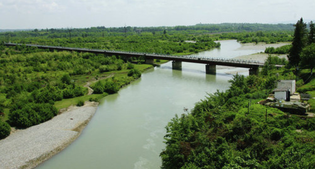 The bridge over the Ingur river which connects Georgia and Abkhazia. Photo © Sputnik. Ilya Pitalev
http://sputnik-abkhazia.ru/Abkhazia/20170517/1021048531/zakrytye-kpp-na-ingure-posetili-uchastniki-zhenevskix-vstrech.html
