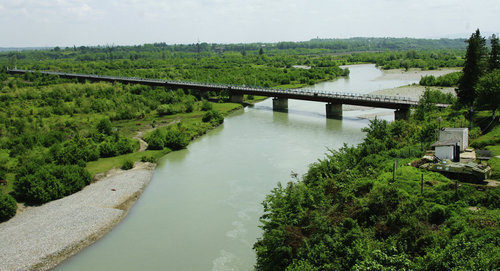 The bridge over the Ingur river which connects Georgia and Abkhazia. Photo © Sputnik. Ilya Pitalev
http://sputnik-abkhazia.ru/Abkhazia/20170517/1021048531/zakrytye-kpp-na-ingure-posetili-uchastniki-zhenevskix-vstrech.html