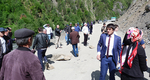Schoolchildren on the road blocked by a rock fall. Photo http://xn----8sba6bdmqod1k.xn--p1ai/v-rayone-perekryta-avtodoroga-iz-za-obvala Schoolchildren on the road blocked by a rock fall. Photo http://xn----8sba6bdmqod1k.xn--p1ai/v-rayone-perekryta-avtodoroga-iz-za-obvala