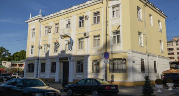 The Abkhazian Prosecutor's Office. Photo Sputnik / Tomas Tkhaytsuk
http://sputnik-abkhazia.ru/Abkhazia/20170601/1021170178/delo-ob-ubijstve-gigi-otxoroziya-prekrashheno.html