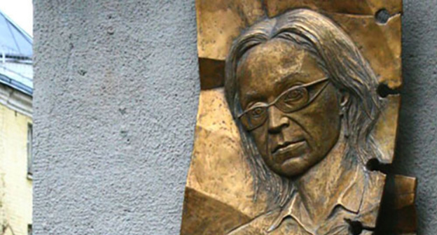 A memorial desk for Anna Politkovskaya. Photo http://gdb.rferl.org/6233451B-DCBA-4E92-BA5C-4E39C22613FE_cy10_r1_w974_n_s.jpg A memorial desk for Anna Politkovskaya. Photo http://gdb.rferl.org/6233451B-DCBA-4E92-BA5C-4E39C22613FE_cy10_r1_w974_n_s.jpg