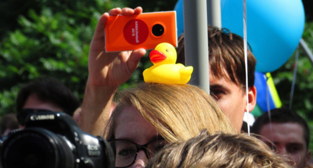 A yellow duck is a popular symbol at the rallies of Navalny's supporters. June 12, 2017. Photo by Vyacheslav Yaschenko for "Caucasian Knot" A yellow duck is a popular symbol at the rallies of Navalny's supporters. June 12, 2017. Photo by Vyacheslav Yaschenko for "Caucasian Knot"