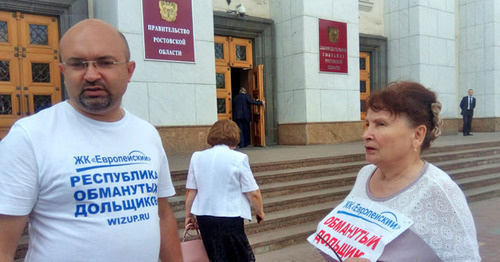 Deceived real estate shareholders at the entrance to the Legislative Assembly of the Rostov Region, Roston-on-Don, June 22, 2017. Photo by Konstantin Volgin for the Caucasian Knot. 
