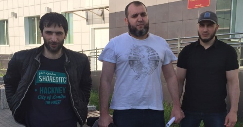 Khamid Razhapov and brothers Said-Magomed and Khusein Tsetiev near the Scherbinsky District Court of Moscow. June 27, 2017. Photo by Tatyana Gantimurova for "Caucasian Knot" Khamid Razhapov and brothers Said-Magomed and Khusein Tsetiev near the Scherbinsky District Court of Moscow. June 27, 2017. Photo by Tatyana Gantimurova for "Caucasian Knot"