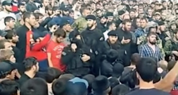 Members of the local Chechen community talking to Magomed Daudov near the village of Leninkent. Photo: screenshot of the video on YouTube, https://www.youtube.com/watch?v=vZCf8FnZmH4 Members of the local Chechen community talking to Magomed Daudov near the village of Leninkent. Photo: screenshot of the video on YouTube, https://www.youtube.com/watch?v=vZCf8FnZmH4