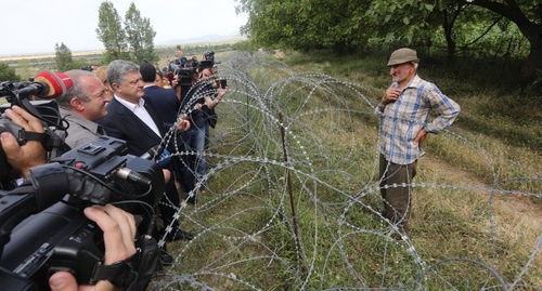 Petro Poroshenko at the border with South Ossetia. Photo: http://www.president.gov.ua/ru/news/mi-budemo-borotisya-shob-likviduvati-kolyuchi-droti-preziden-42510