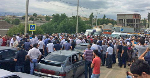 A protest action held by residents of the villages of Khalimbekaul and Kumukh in the Buynaksk District of Dagestan against the prolonged absence of water. July 24, 2017. Photo https://chernovik.net