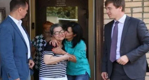 Relatives meet Annik Kesyan (second on the left). Photo facebook.com/pavlov.svobodainfo