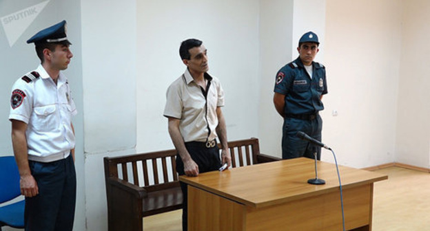 Grachya Arutyunyan in the courtroom. Photo © Sputnik/ Karen Yepremyan
https://ru.armeniasputnik.am/armenia/20170818/8326968/grachyu-arutyunyana-sudyat-vnov-soglasna-li-armyanskaya-femida-s-rossijskoj.html