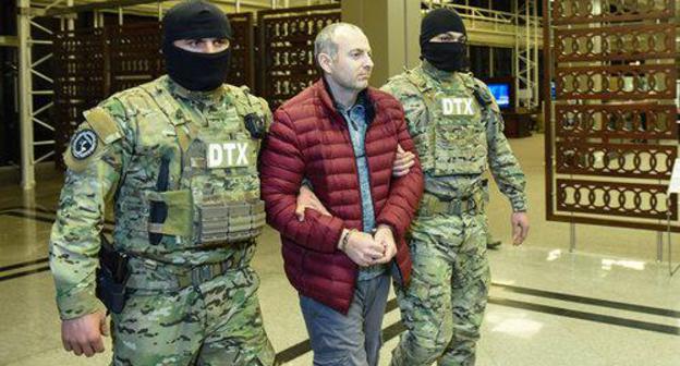Alexander Lapshin being convoyed in Baku airport. Photo: Sputnik / Murad Orujov
https://ru.sputnik.az/azerbaijan/20170911/411791543/Prezident-Azerbajdzhana-pomiloval-Lapshina.html
