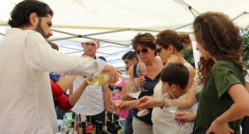 Guests taste the wine at the Fourth Wine Festival in Nagorno-Karabakh. September 16, 2017. Photo by Alvard Grigoryan for "Caucasian Knot"