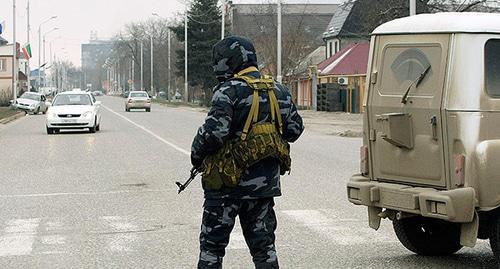 A law enforcer on the road. Photo http://kavkazweb.biz/sotrudniki-mvd-chechni-zaderzhany-po-podozreniyu-v-vymogatelstve/